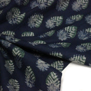 Tissu coton fin imprimé INDIENNES, bleu indigo aux fleurs traditionnelles écrues et vertes - STANDARD 100 OEKO - TEX - TissusPapi.com