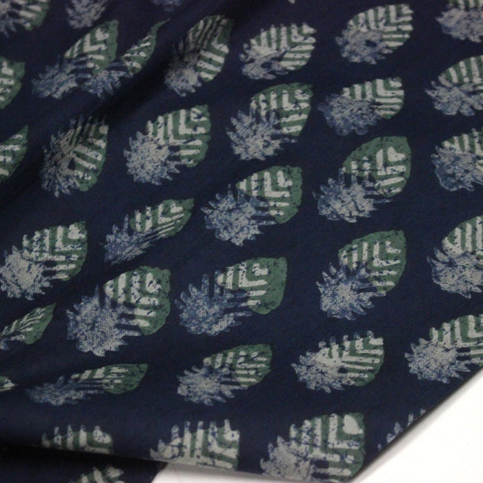 Tissu coton fin imprimé INDIENNES, bleu indigo aux fleurs traditionnelles écrues et vertes - STANDARD 100 OEKO - TEX - TissusPapi.com