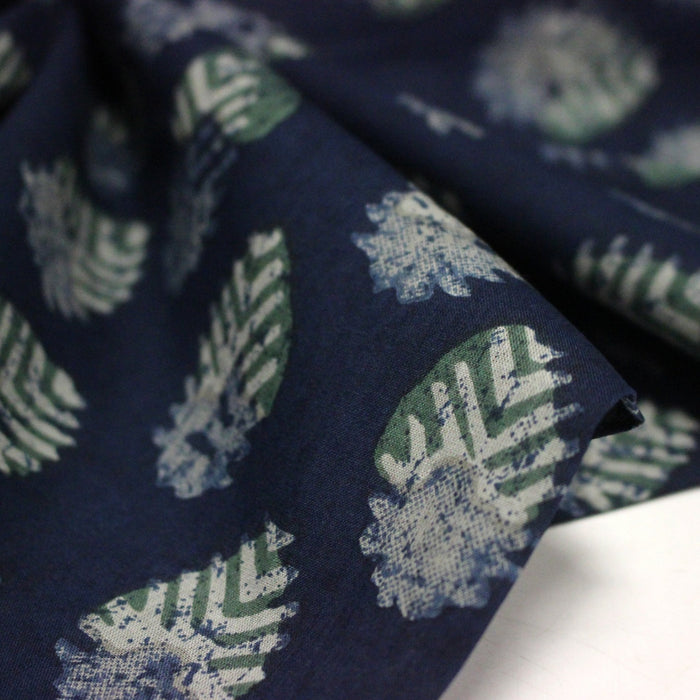 Tissu coton fin imprimé INDIENNES, bleu indigo aux fleurs traditionnelles écrues et vertes - STANDARD 100 OEKO - TEX - TissusPapi.com