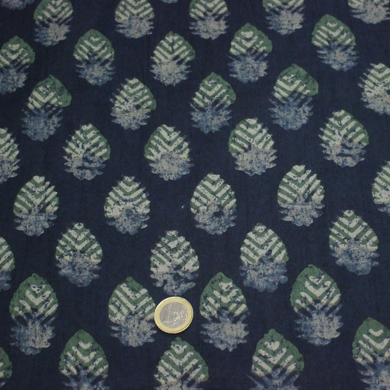 Tissu coton fin imprimé INDIENNES, bleu indigo aux fleurs traditionnelles écrues et vertes - STANDARD 100 OEKO - TEX - TissusPapi.com