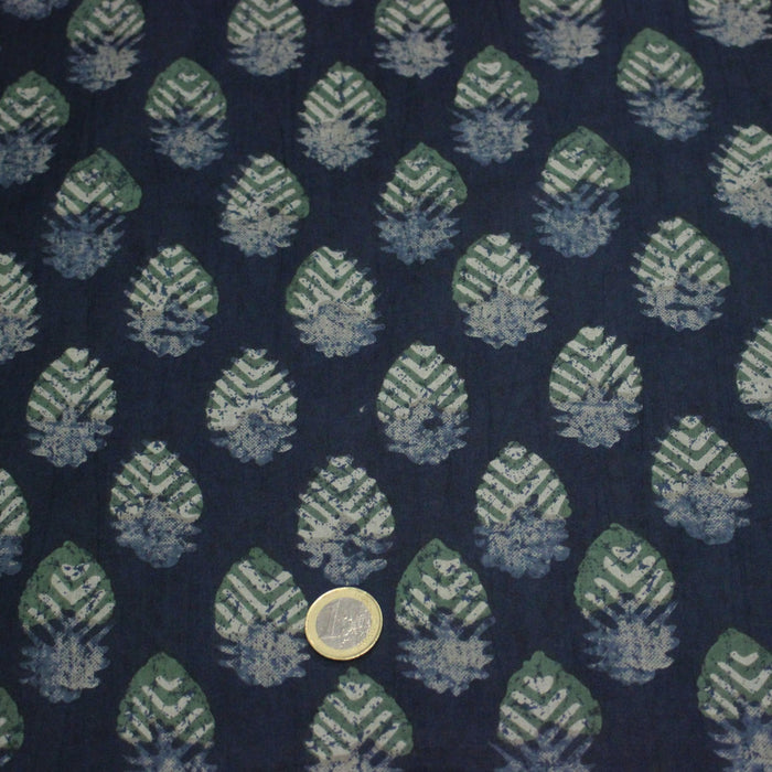 Tissu coton fin imprimé INDIENNES, bleu indigo aux fleurs traditionnelles écrues et vertes - STANDARD 100 OEKO - TEX - TissusPapi.com