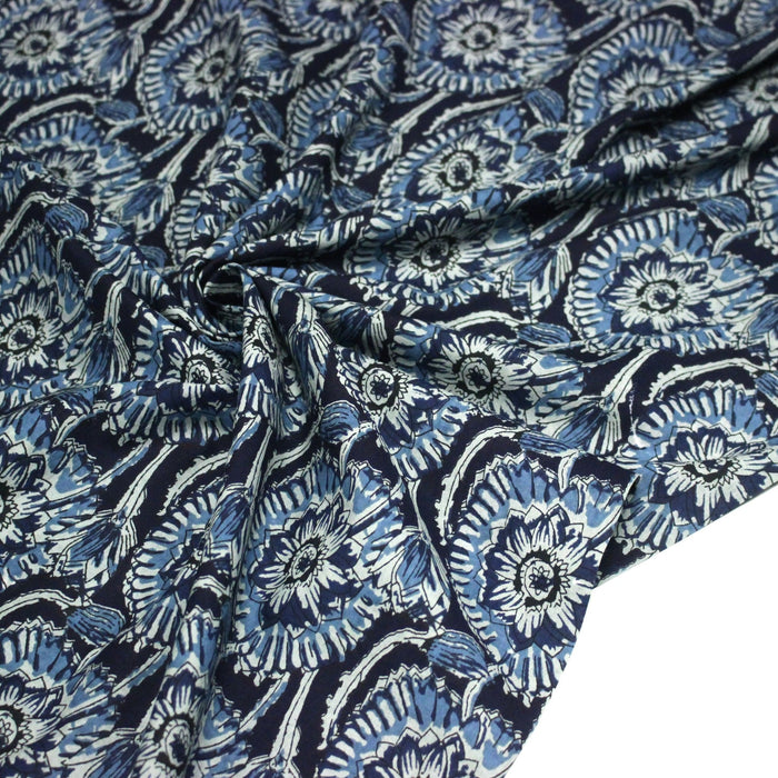 Tissu coton fin imprimé INDIENNES, fleuri traditionnel aux tons bleus, fond bleu marine - STANDARD 100 OEKO - TEX - TissusPapi.com