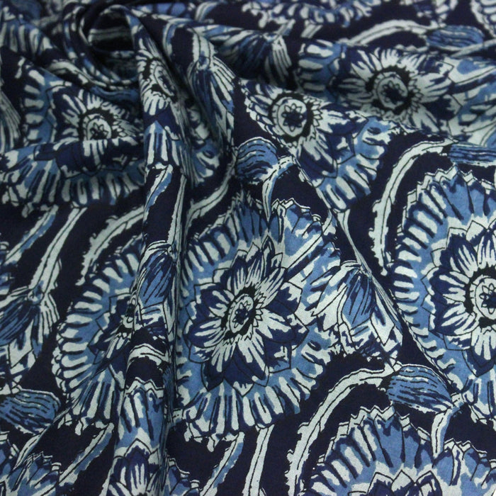 Tissu coton fin imprimé INDIENNES, fleuri traditionnel aux tons bleus, fond bleu marine - STANDARD 100 OEKO - TEX - TissusPapi.com