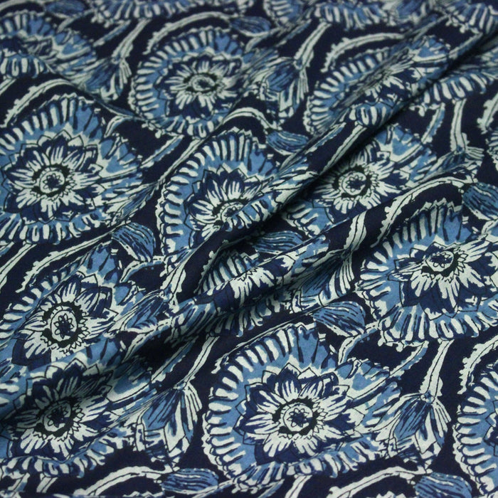 Tissu coton fin imprimé INDIENNES, fleuri traditionnel aux tons bleus, fond bleu marine - STANDARD 100 OEKO - TEX - TissusPapi.com