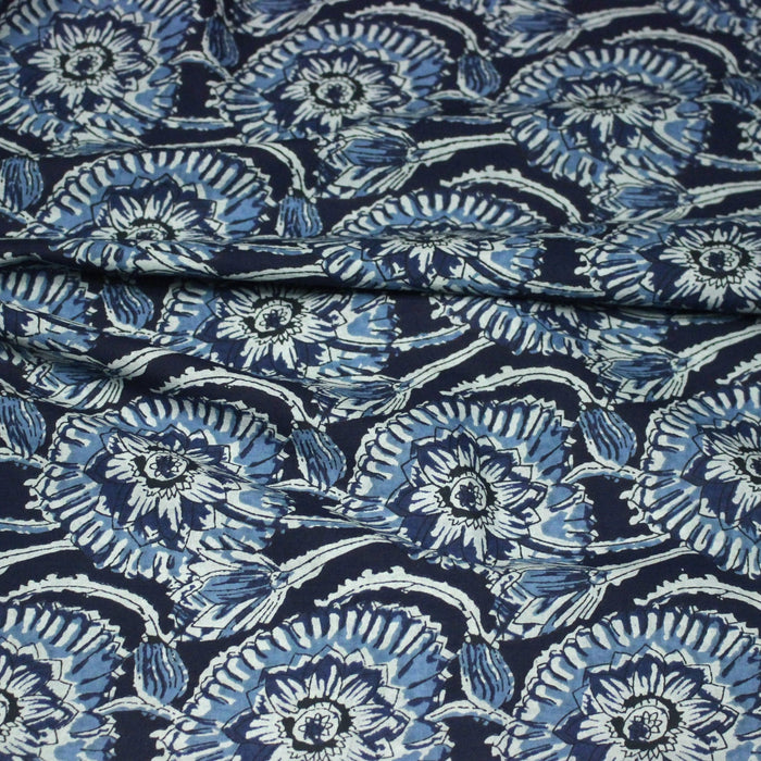 Tissu coton fin imprimé INDIENNES, fleuri traditionnel aux tons bleus, fond bleu marine - STANDARD 100 OEKO - TEX - TissusPapi.com