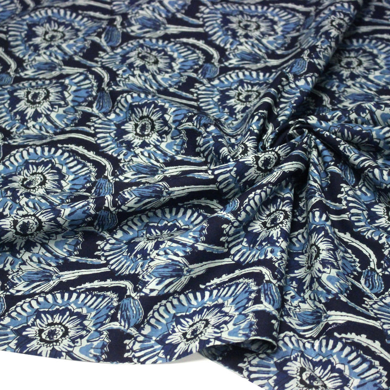 Tissu coton fin imprimé INDIENNES, fleuri traditionnel aux tons bleus, fond bleu marine - STANDARD 100 OEKO - TEX - TissusPapi.com
