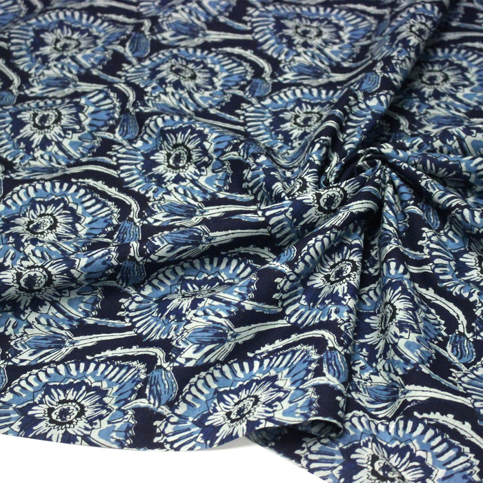 Tissu coton fin imprimé INDIENNES, fleuri traditionnel aux tons bleus, fond bleu marine - STANDARD 100 OEKO - TEX - TissusPapi.com