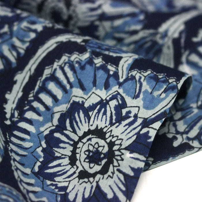 Tissu coton fin imprimé INDIENNES, fleuri traditionnel aux tons bleus, fond bleu marine - STANDARD 100 OEKO - TEX - TissusPapi.com