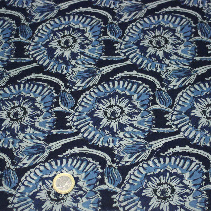 Tissu coton fin imprimé INDIENNES, fleuri traditionnel aux tons bleus, fond bleu marine - STANDARD 100 OEKO - TEX - TissusPapi.com