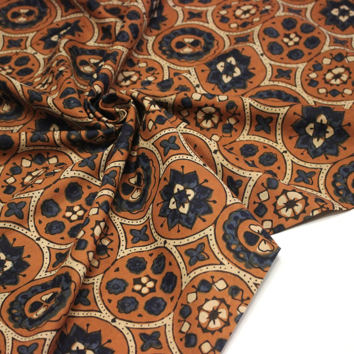 Tissu coton fin imprimé INDIENNES, cercles, fleurs et formes, fond ocre - STANDARD 100 OEKO - TEX - TissusPapi.com
