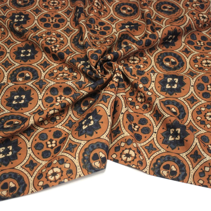 Tissu coton fin imprimé INDIENNES, cercles, fleurs et formes, fond ocre - STANDARD 100 OEKO - TEX - TissusPapi.com
