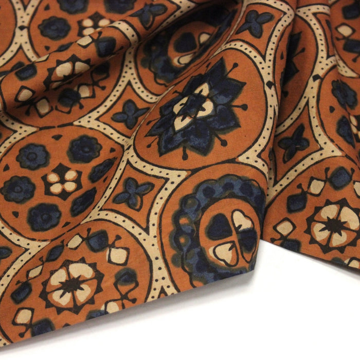 Tissu coton fin imprimé INDIENNES, cercles, fleurs et formes, fond ocre - STANDARD 100 OEKO - TEX - TissusPapi.com