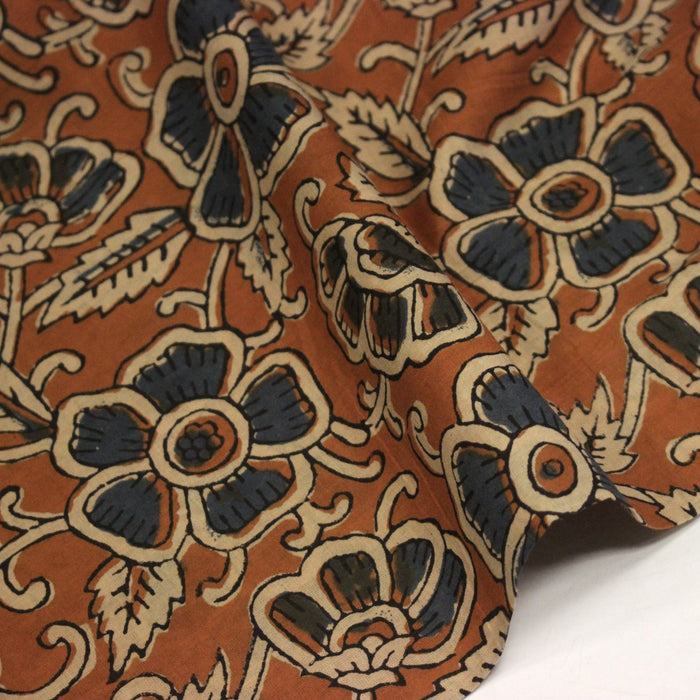 Tissu coton fin imprimé INDIENNES, fleurs bleues et écrues, fond ocre - STANDARD 100 OEKO - TEX - TissusPapi.com