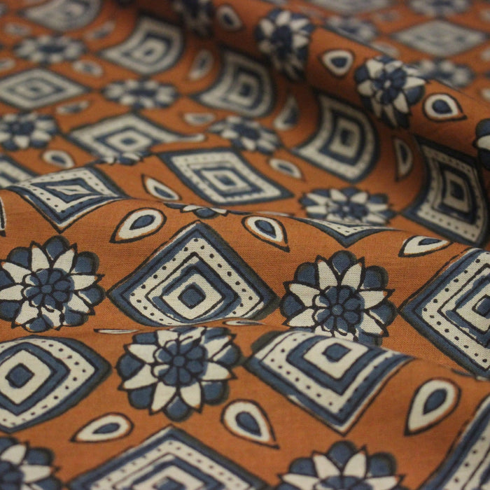 Tissu coton fin imprimé INDIENNES, losanges et fleurs écrus et bleus - STANDARD 100 OEKO - TEX - TissusPapi.com