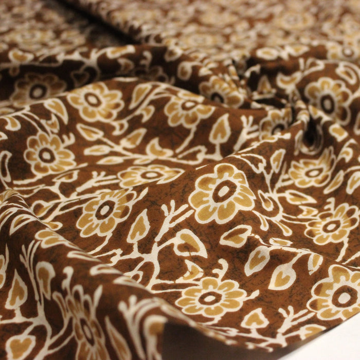 Tissu coton fin imprimé INDIENNES, ocre aux fleurs blanches et crème - STANDARD 100 OEKO-TEX