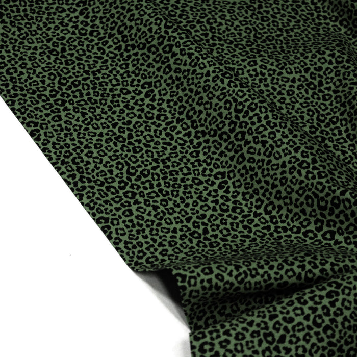 Tissu popeline de coton aux motifs léopard noir sur fond vert - COLLECTION LEOPARD - OEKO-TEX