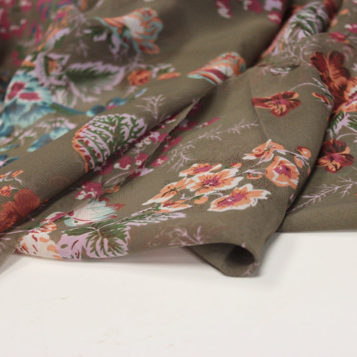 Tissu crêpe de polyester aux fleurs, fond taupe - COLLECTION ALMA