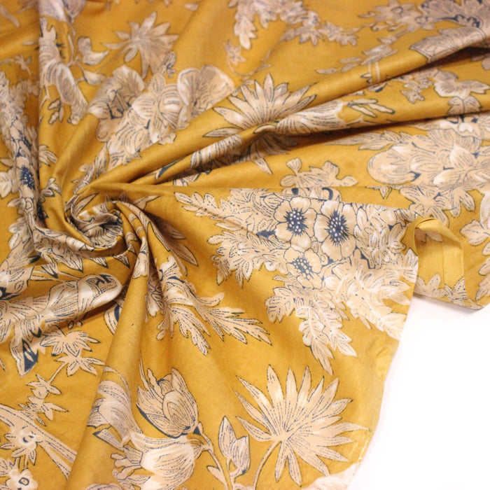 Tissu coton fin imprimé INDIENNES, jaune safran aux fleurs bleues et écrues, esprit Toile de Jouy
