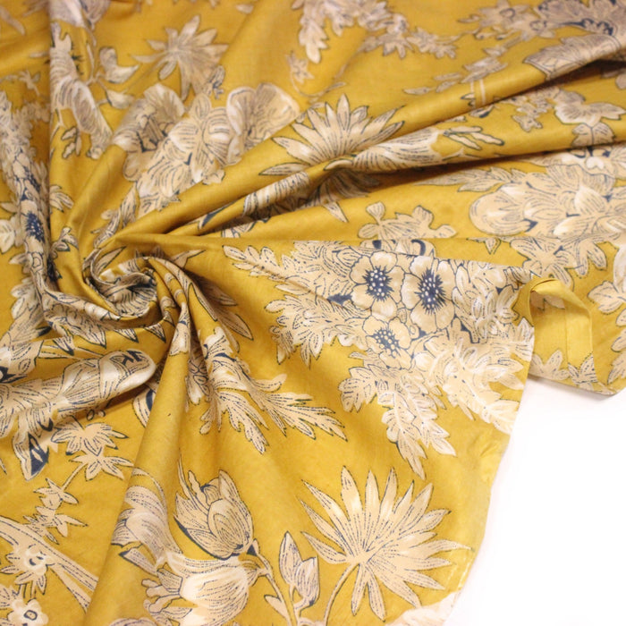 Tissu coton fin imprimé INDIENNES, jaune safran aux fleurs bleues et écrues, esprit Toile de Jouy - TissusPapi.com