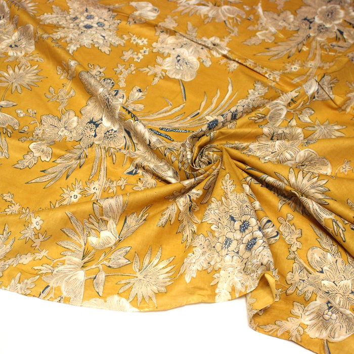Tissu coton fin imprimé INDIENNES, jaune safran aux fleurs bleues et écrues, esprit Toile de Jouy