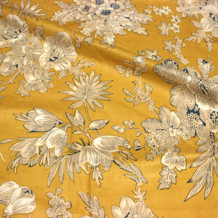 Tissu coton fin imprimé INDIENNES, jaune safran aux fleurs bleues et écrues, esprit Toile de Jouy