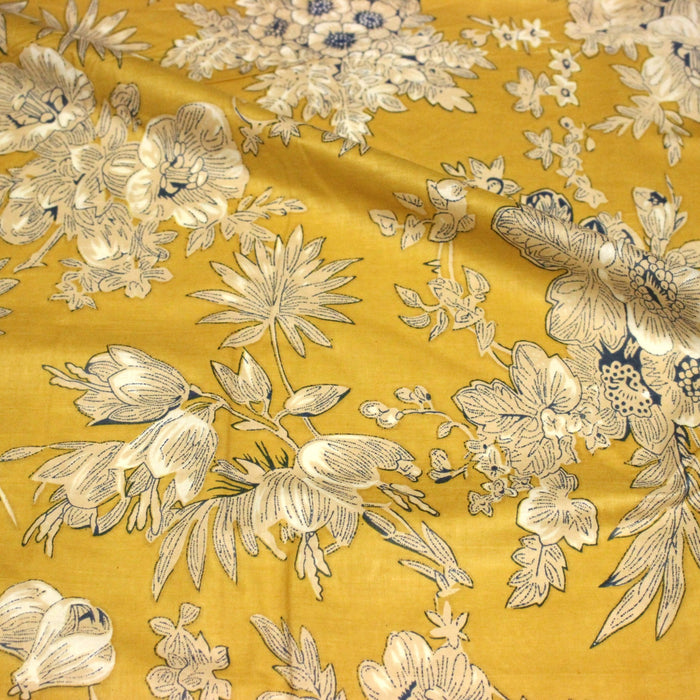 Tissu coton fin imprimé INDIENNES, jaune safran aux fleurs bleues et écrues, esprit Toile de Jouy - TissusPapi.com