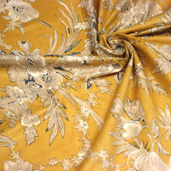 Tissu coton fin imprimé INDIENNES, jaune safran aux fleurs bleues et écrues, esprit Toile de Jouy