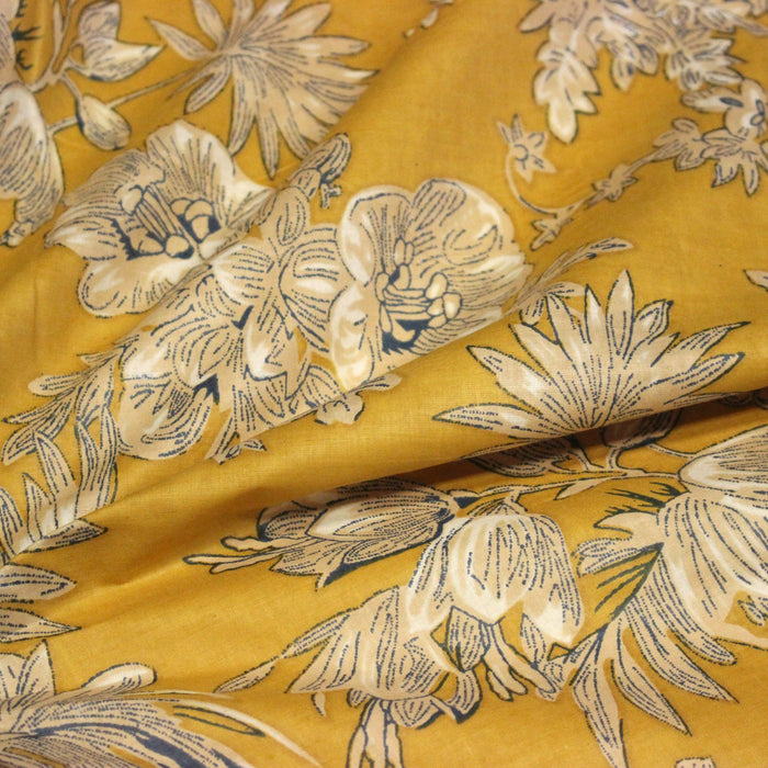 Tissu coton fin imprimé INDIENNES, jaune safran aux fleurs bleues et écrues, esprit Toile de Jouy