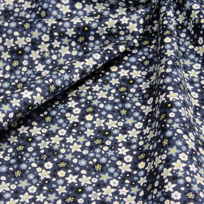 Tissu popeline de coton fleuri marine aux fleurs bleues et blanches