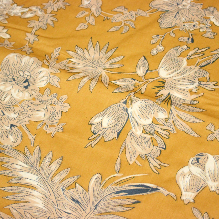 Tissu coton fin imprimé INDIENNES, jaune safran aux fleurs bleues et écrues, esprit Toile de Jouy