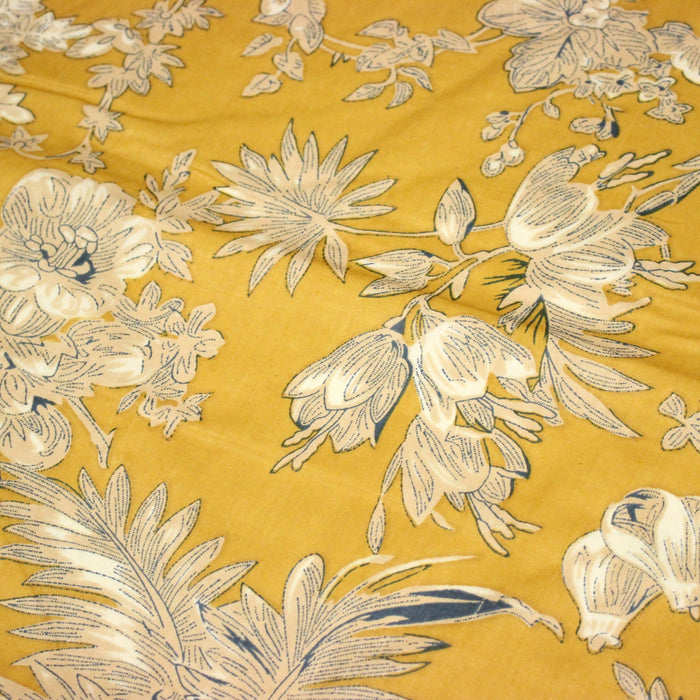 Tissu coton fin imprimé INDIENNES, jaune safran aux fleurs bleues et écrues, esprit Toile de Jouy - TissusPapi.com