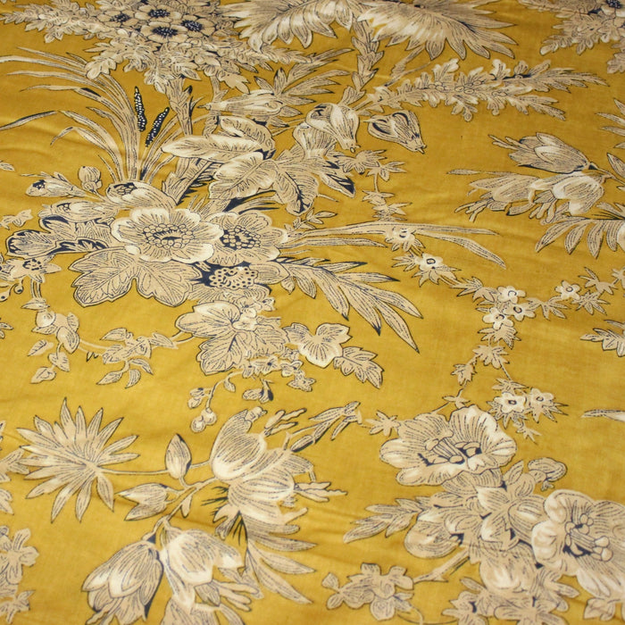 Tissu coton fin imprimé INDIENNES, jaune safran aux fleurs bleues et écrues, esprit Toile de Jouy - TissusPapi.com