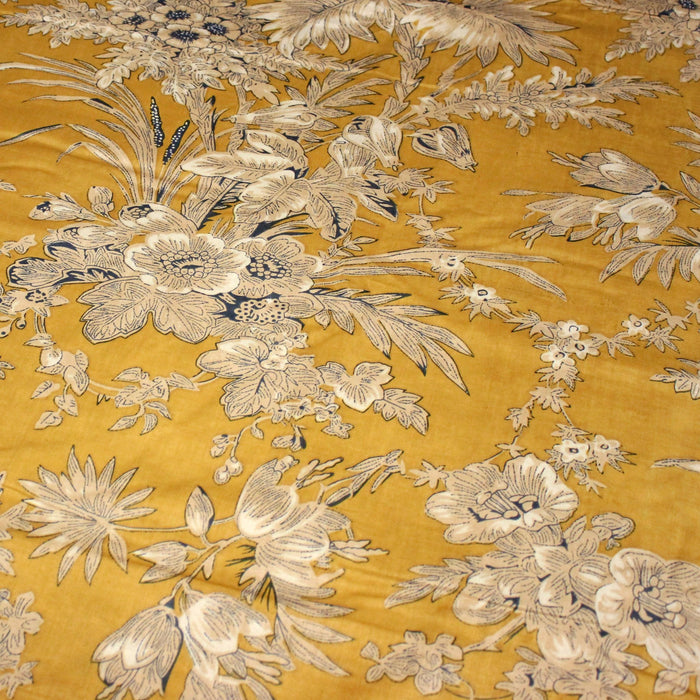 Tissu coton fin imprimé INDIENNES, jaune safran aux fleurs bleues et écrues, esprit Toile de Jouy