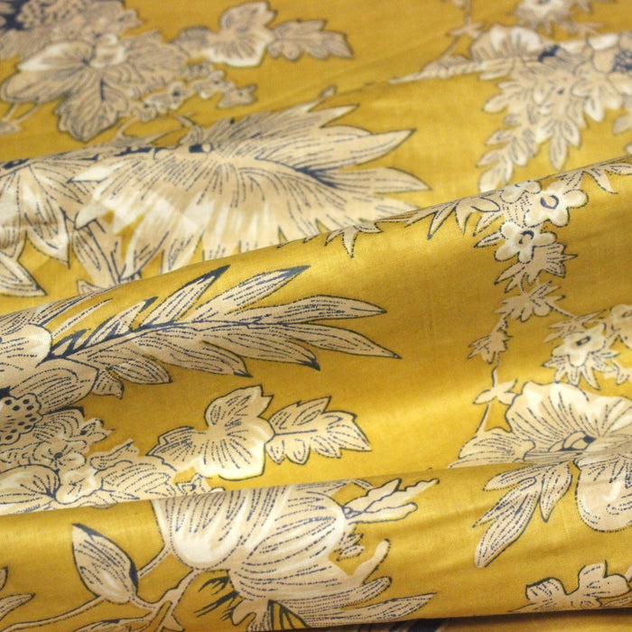 Tissu coton fin imprimé INDIENNES, jaune safran aux fleurs bleues et écrues, esprit Toile de Jouy - TissusPapi.com