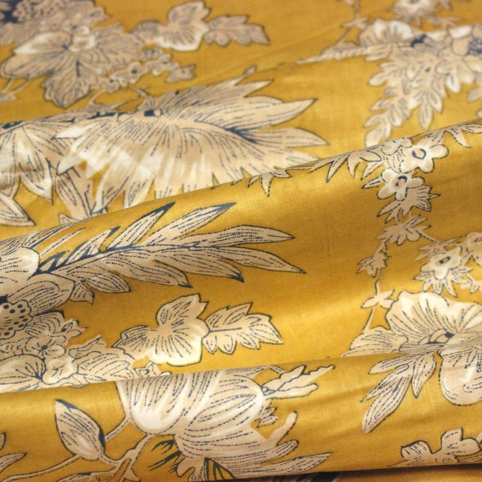 Tissu coton fin imprimé INDIENNES, jaune safran aux fleurs bleues et écrues, esprit Toile de Jouy