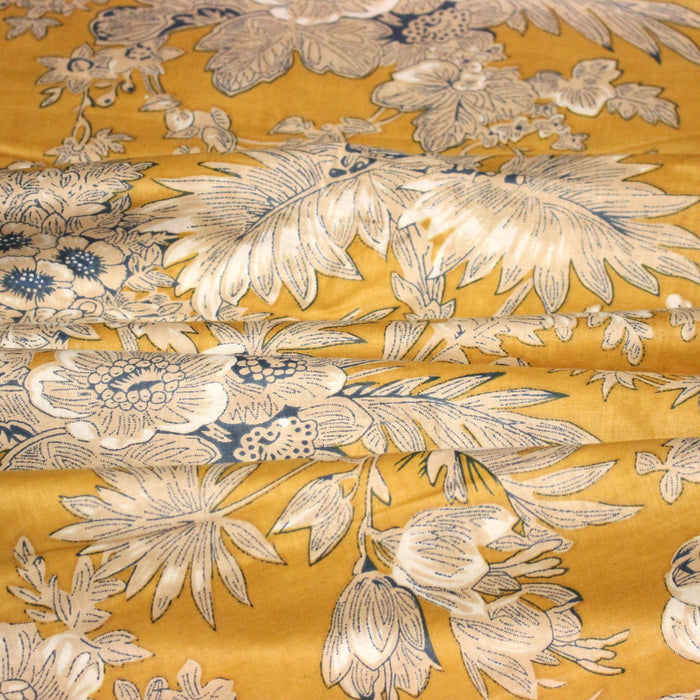 Tissu coton fin imprimé INDIENNES, jaune safran aux fleurs bleues et écrues, esprit Toile de Jouy