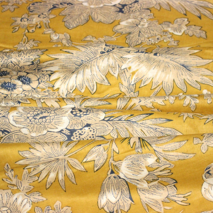 Tissu coton fin imprimé INDIENNES, jaune safran aux fleurs bleues et écrues, esprit Toile de Jouy - TissusPapi.com