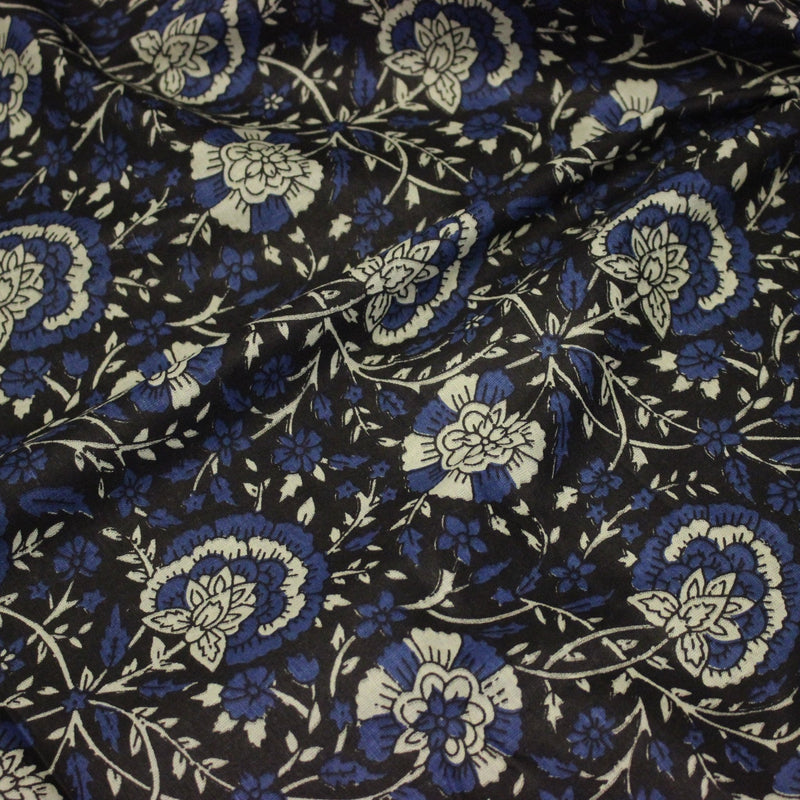 Tissu coton fin imprimé INDIENNES, noir aux fleurs traditionnelles écrues et bleues - TissusPapi.com
