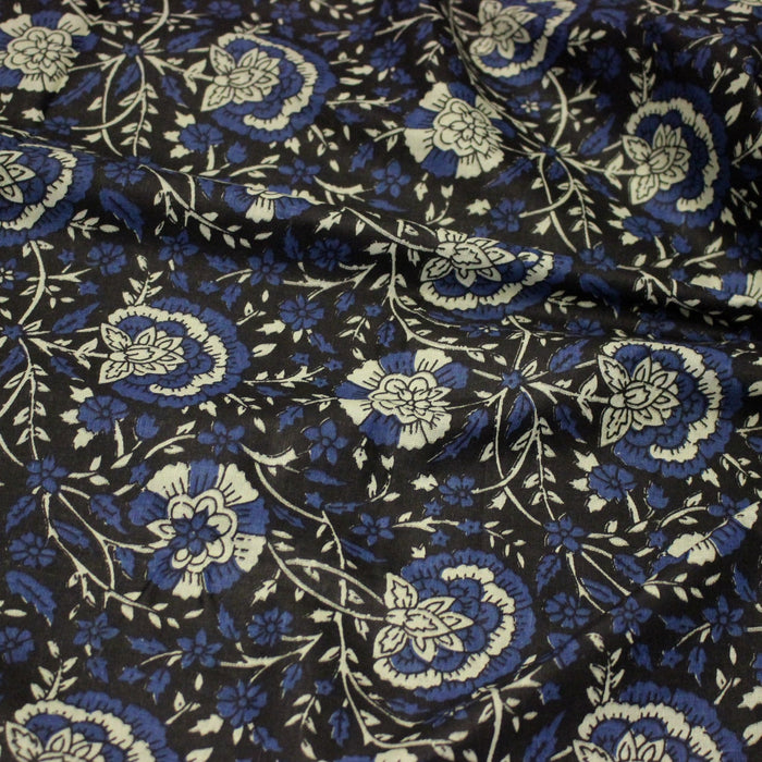 Tissu coton fin imprimé INDIENNES, noir aux fleurs traditionnelles écrues et bleues - TissusPapi.com