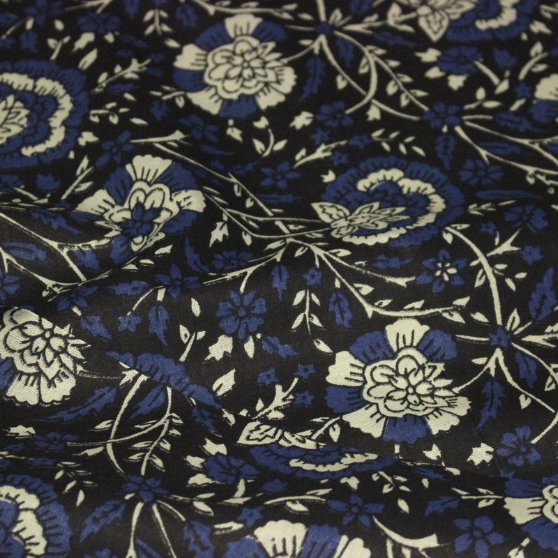 Tissu coton fin imprimé INDIENNES, noir aux fleurs traditionnelles écrues et bleues - TissusPapi.com