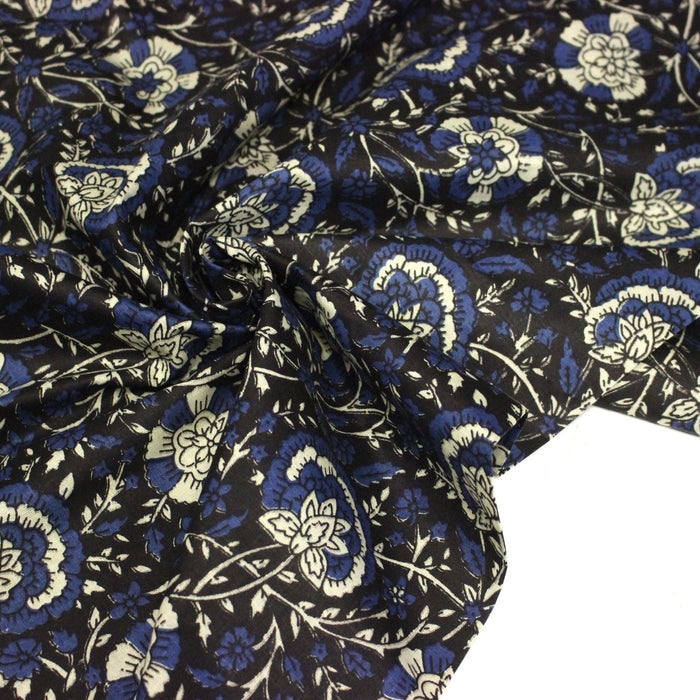 Tissu coton fin imprimé INDIENNES, noir aux fleurs traditionnelles écrues et bleues - TissusPapi.com