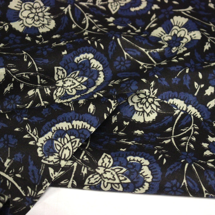 Tissu coton fin imprimé INDIENNES, noir aux fleurs traditionnelles écrues et bleues - TissusPapi.com