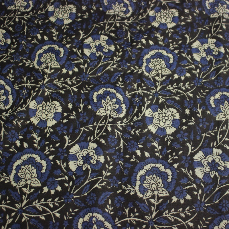 Tissu coton fin imprimé INDIENNES, noir aux fleurs traditionnelles écrues et bleues - TissusPapi.com