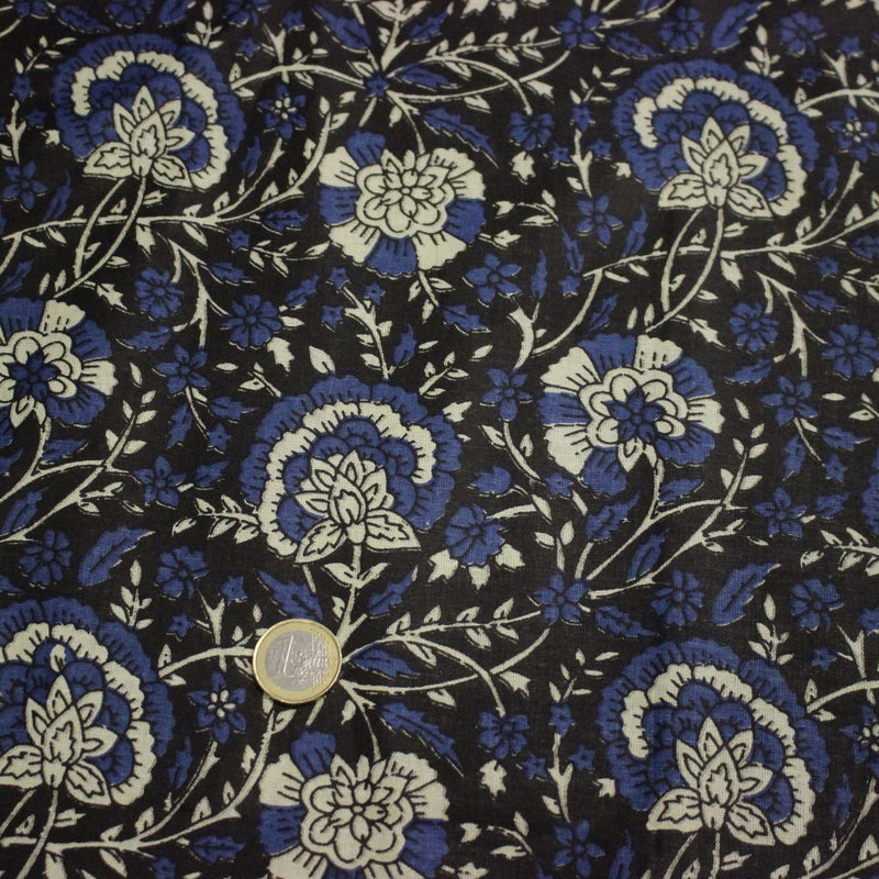 Tissu coton fin imprimé INDIENNES, noir aux fleurs traditionnelles écrues et bleues - TissusPapi.com
