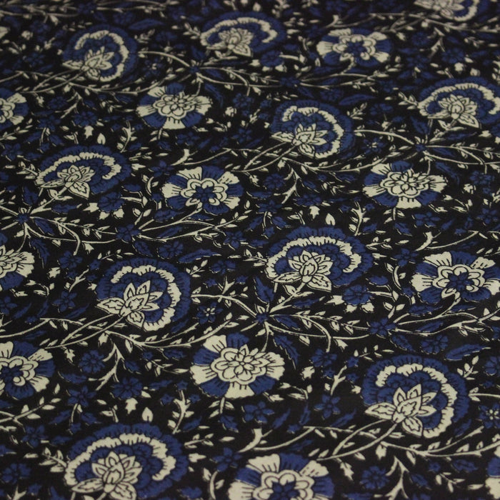 Tissu coton fin imprimé INDIENNES, noir aux fleurs traditionnelles écrues et bleues - TissusPapi.com