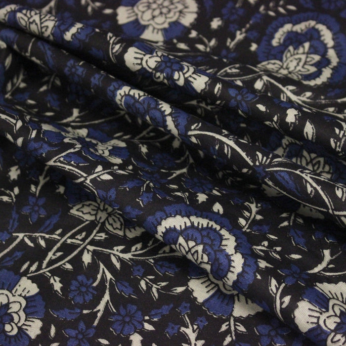 Tissu coton fin imprimé INDIENNES, noir aux fleurs traditionnelles écrues et bleues - TissusPapi.com