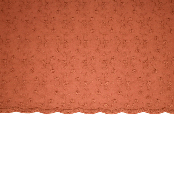 Tissu broderie anglaise fleurie 100% coton orange rouille, à double feston