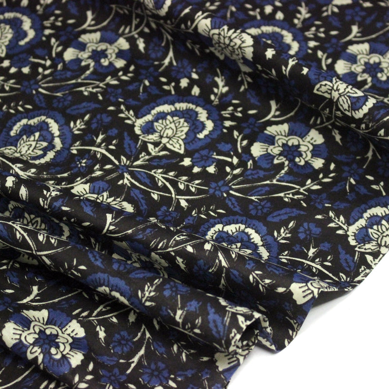 Tissu coton fin imprimé INDIENNES, noir aux fleurs traditionnelles écrues et bleues - TissusPapi.com