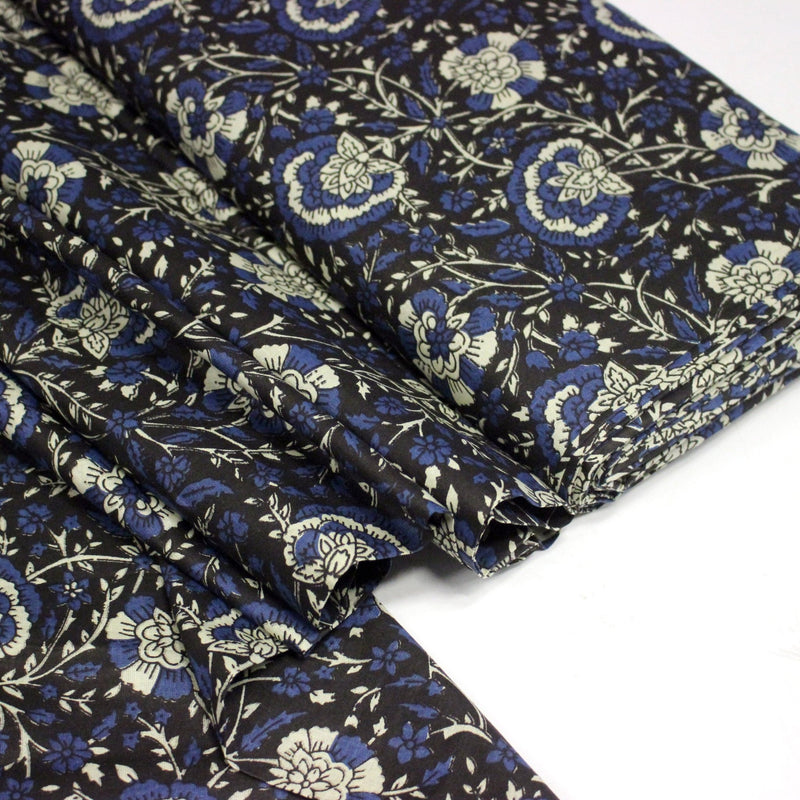 Tissu coton fin imprimé INDIENNES, noir aux fleurs traditionnelles écrues et bleues - TissusPapi.com