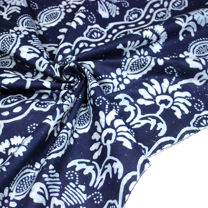 Tissu coton fin imprimé INDIENNES, bleu aux fleurs, frises et motifs géométriques bleu ciel et blancs - TissusPapi.com